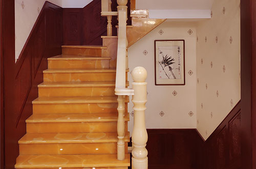 蒲江中式别墅室内汉白玉石楼梯的定制安装装饰效果